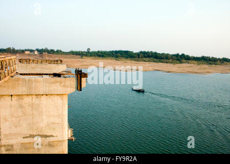 Eine neue Brücke wird gebaut, um eine Bambusbrücke zu ersetzen, die den Mekong in Kampong Cham, Kambodscha kreuzt. Stockfoto