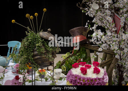 Mad Hatter Hatter Tea Party floral bei Kuchen International – The Sugarcraft, Kuchen dekorieren und Backen-Show in London Stockfoto