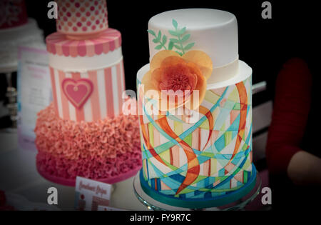 Floral und Herz Motiv Hochzeit Kuchen Kuchen International – The Sugarcraft, Kuchen dekorieren und Backen-Show in London Stockfoto