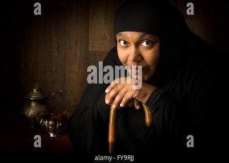 Afrikanische Mulsim Frau zuflößen ein schwarzer Schleier Stockfoto