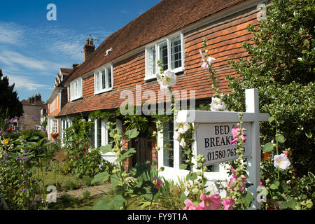 UK, Kent, Tenterden, Ashford Road, wenig Dane Gericht historisches Haus B & B Stockrosen im Garten Stockfoto