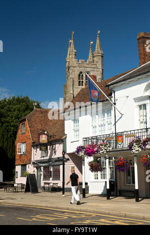 UK, Kent, Tenterden, High Street, altes Rathaus und Woolpack Inn unter St Mildred Kirchturm Stockfoto