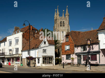 High Street, St Mildred Kirchturm oben Woolpack Inn, Tenterden, Kent, UK Stockfoto