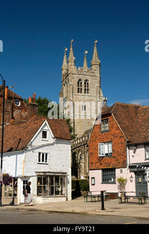 High Street, St Mildred Kirchturm oben Woolpack Inn, Tenterden, Kent, UK Stockfoto