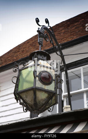 UK, Kent, Tenterden, hohe Straße, alte Laterne Ridleys, weiß bemalte Fliesen hing Apotheke Stockfoto