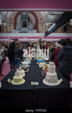 Personen suchen in dekorativen Hochzeitstorten bei Kuchen International – The Sugarcraft, Kuchen dekorieren und Backen-Show in London. Stockfoto