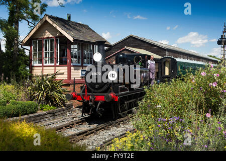 UK, Kent, Tenterden, Kent & East Sussex Railway Terrier Lok 32670 Bodiam Tenterden Bahnhof Stellwerk vorbei Stockfoto