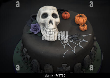 Halloween Kuchen Schädel Kürbis schwarz Goth bei Kuchen International – The Sugarcraft, Kuchen dekorieren und Backen-Show in London Stockfoto