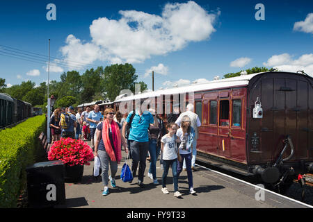 Vereinigtes Königreich, East Sussex, Bodiam, Passagiere auf Bahnsteig Kent & East Sussex Railway Stockfoto