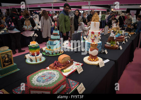 Personen suchen in dekorativen Hochzeitstorten bei Kuchen International – The Sugarcraft, Kuchen dekorieren und Backen-Show in London. Stockfoto