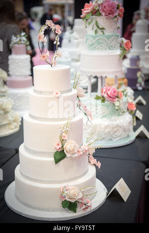 Dekorative Hochzeitstorte mit essbaren Rosen bei Kuchen International – The Sugarcraft, Kuchen dekorieren und Backen-Show in London. Stockfoto