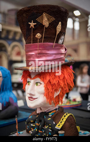 Alice in Wonderland Mad Hatter essbare Kuchen Kuchen International – The Sugarcraft, Kuchen dekorieren und Backen-Show in London. Stockfoto