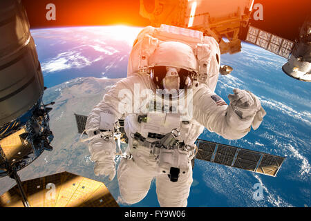 Internationale Raumstation und Astronaut im Weltraum über den Planeten Erde. Elemente dieses Bild von der NASA eingerichtet. Stockfoto