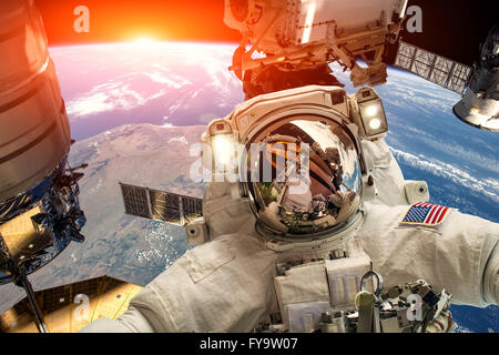 Internationale Raumstation und Astronaut im Weltraum über den Planeten Erde. Elemente dieses Bild von der NASA eingerichtet. Stockfoto