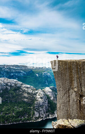 Preikestolen oder Prekestolen, auch bekannt unter den englischen Übersetzungen des Predigers Kanzel oder Preikestolen, ist ein berühmter touristischer att Stockfoto