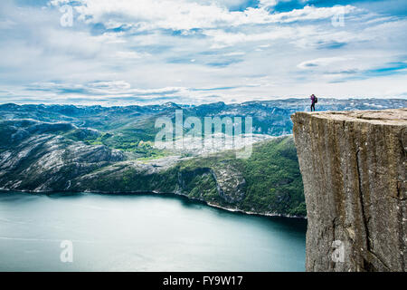 Preikestolen oder Prekestolen, auch bekannt unter den englischen Übersetzungen des Predigers Kanzel oder Preikestolen, ist ein berühmter touristischer att Stockfoto