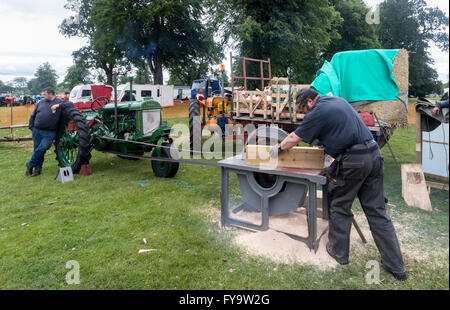 Schneiden von Holz mobile Säge lief mit einem Traktor geben Demonstration am Astle Park Steam Rally Chelford Cheshire England Stockfoto