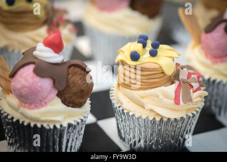 Eis-Kegel und Pfannkuchen Muffins Kuchen International – The Sugarcraft, Kuchen dekorieren und Backen-Show in London Stockfoto