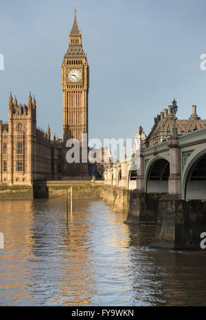 Big Ben (Elizabeth Tower) über der Themse an einem Wintermorgen angesehen. Stockfoto