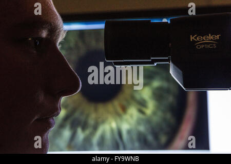 Optiker Auge betrachtet, durch Mikroskop Pic Peter Devlin Stockfoto