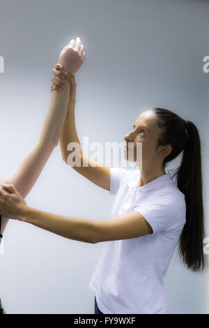 Frau empfangen, Physiotherapie und massage Stockfoto