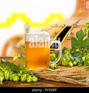 Glas Bier mit Hopfen und Gerste in der Brauerei Stockfoto