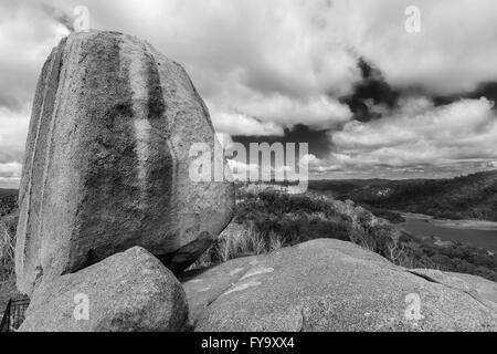 Der Monolith - riesigen Felsen im Mount Buffalo National Park, Victoria, Australien. Schwarz / weiß Bild. Stockfoto