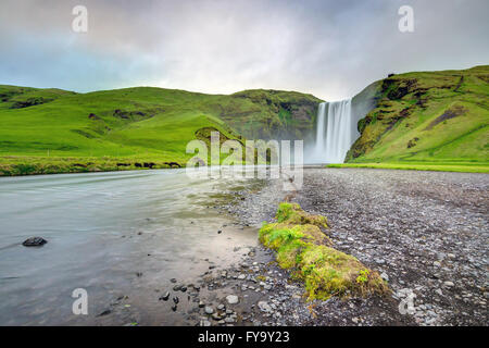 Die berühmten Skogafoss Wasserfall im Süden Islands Stockfoto