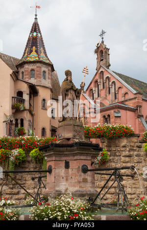 Schloss und St.-Leo-Kapelle im Ort de Chateau St. Leon, Eguisheim, Elsass, Frankreich Stockfoto