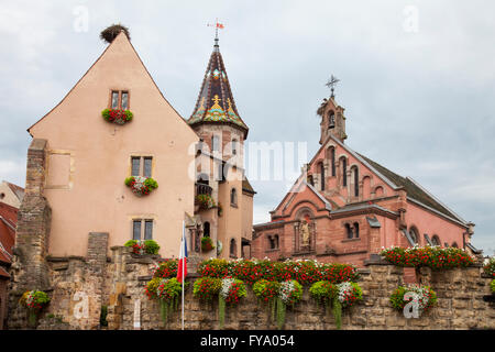 Schloss und St. Leo &#39; s Kapelle am Platz de Chateau St. Leon, Eguisheim, Elsass, Frankreich Stockfoto