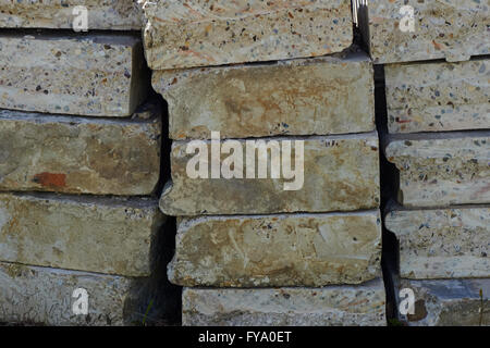 Steinblöcke sind grau in Farbe und Flor. Stockfoto