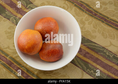 Blut rot-Orangen in weiße Schüssel auf Tischdecke Stockfoto