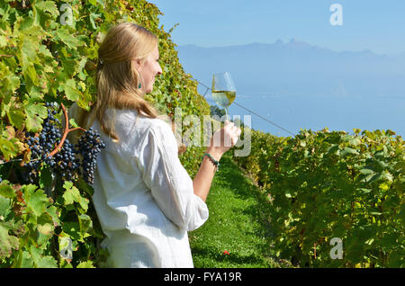 Mädchen, die Weinprobe in Lavaux, Schweiz Stockfoto