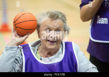 Ältere Person halten fit durch Teilnahme an sport Stockfoto