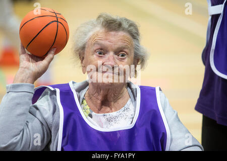 Ältere Person halten fit durch Teilnahme an sport Stockfoto