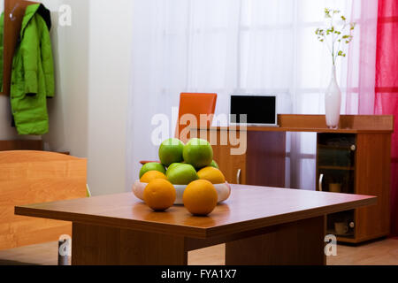 Frisches Obst auf einem Tisch in einer schönen Wohnung Stockfoto