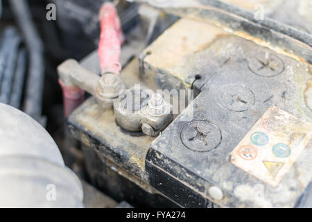 Nahaufnahme Bild einer korrodierten und defekte Auto Batterie zeigen Erosion der Terminals und Rückstände aufbauen Stockfoto