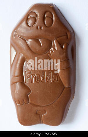 Cadbury Dairy Milk Freddo Karamell bar Schokolade aus Verpackung isoliert auf weißem Hintergrund Stockfoto