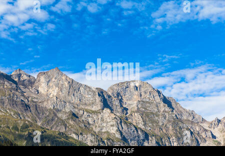 Panaroma-Blick auf die Alpen im Tal von Engelberg an einem Sommermorgen, Kanton Obwalden, Schweiz. Stockfoto