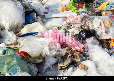 Haufen Müll der alten in Ufa, Russland gesammelt in einem Stapel in der Vorbereitung für die Sammlung im März 2016 Stockfoto