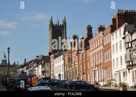 Ludlow, Shropshire, UK. Broad Street mit dem Turm der St. Laurence Kirche (15c) und Buttercross (1743) Stockfoto