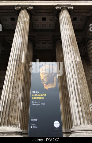 Das British Museum, London, UK. Plakat für die Ausstellung "Sizilien: Kultur und Eroberung" (21. April 14. August 2016) Stockfoto