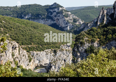Blick hinunter auf den Pont d ' Arc, Ardèche-Schlucht, Ardèche, Frankreich Stockfoto