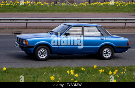 Eine blaue 1979 Ford Cortina Mark IV Reisen entlang der Kingsway Schnellstraße in Dundee, Großbritannien Stockfoto