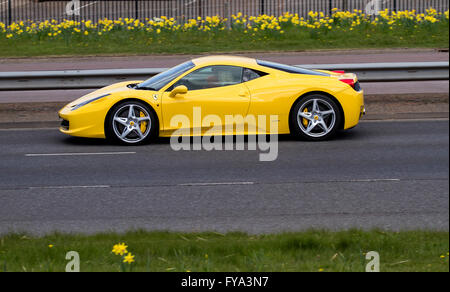 Ein Ferrari 458 Italia gelb Reisen entlang der Kingsway Schnellstraße in Dundee, Großbritannien Stockfoto