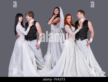 Akteure im Hochzeitskleid tanzen. Stockfoto