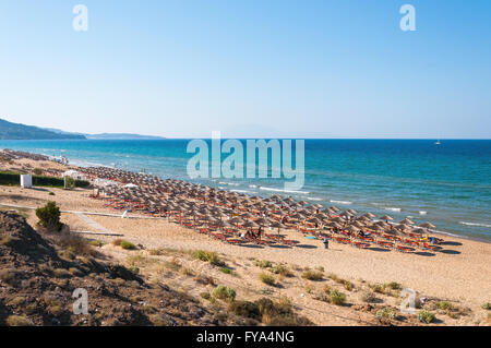 Liegestühle am Banana Beach, Strand auf der Insel Zakynthos in Griechenland Stockfoto