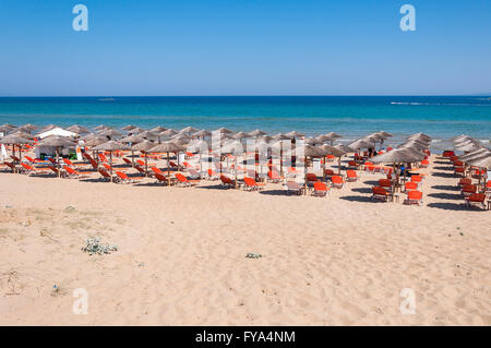 Liegestühle am Banana Beach, Strand auf der Insel Zakynthos in Griechenland Stockfoto