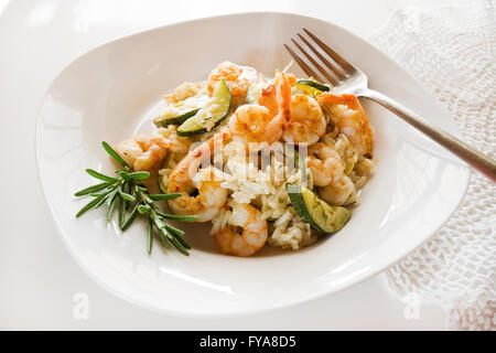 Risotto mit frischen Garnelen und Gemüse auf weißen Tisch. Stockfoto