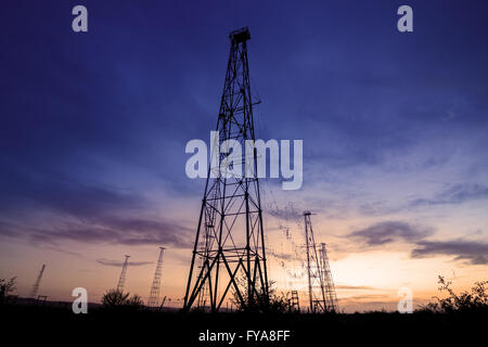 Funkturm mit Himmelshintergrund im Sonnenuntergang Stockfoto